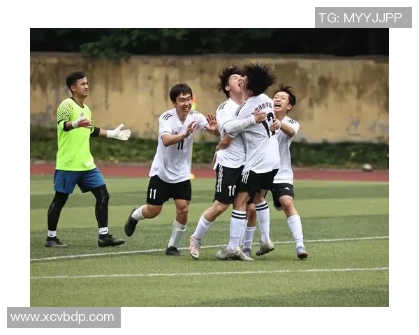 足球明星举旗瞬间集锦展现激情与荣耀的精彩瞬间